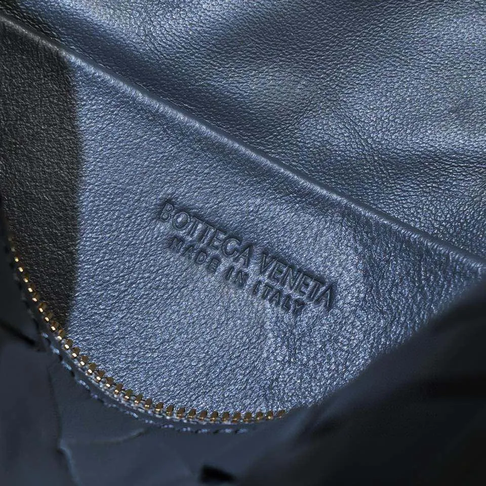 Batch 1260 B's new large Loop camera bag is here🔥Classic woven logo✅ The bag body is made of selected original sheepskin. The texture is soft and waxy. The simple square body is classic and versatile. The interior design is very practical. It has a lot of space and has an adjustable iconic leather drawstring. It can be said to be both elegant and practical. The design is very simple and elegant, with a kind of literary retro style. Size 22x15x8, model: 6684#